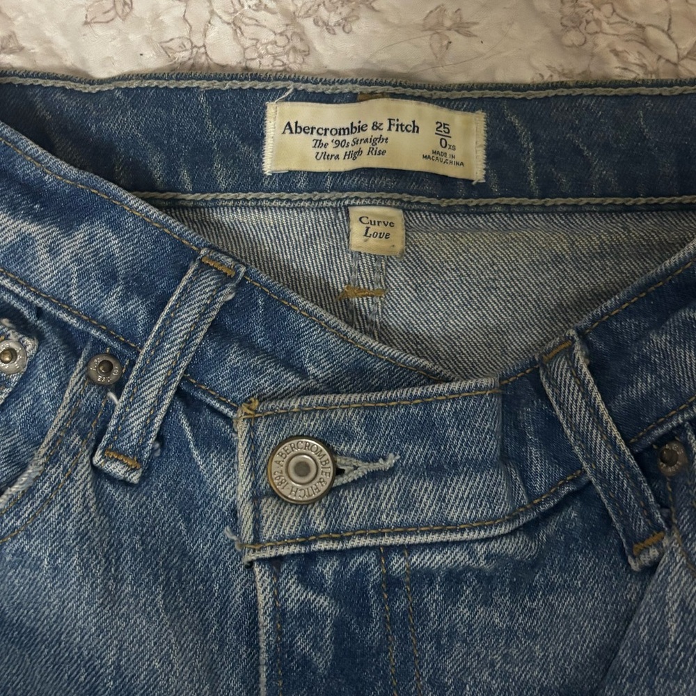 Abercrombie & Fitch 90s Ultra High Rise Curve Love Light Wash Jeans - Picture 4 of 4